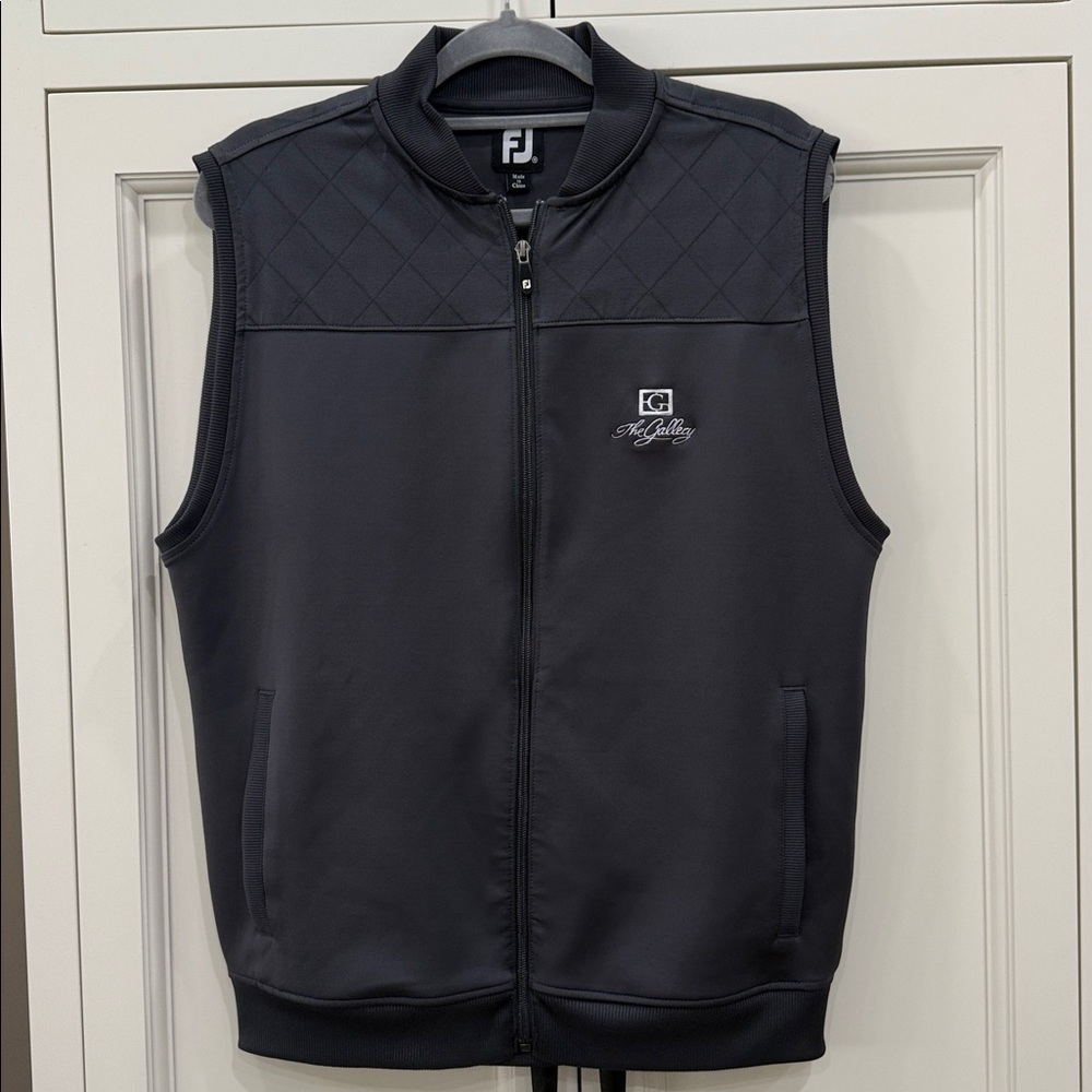 FootJoy FJ Gray Quilted Mens Medium Golf Vest. The Gallery logo Full zip front